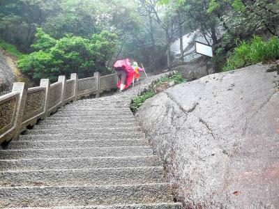 Hiking in Mount Huangshan 