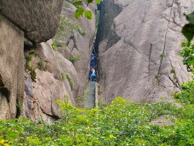 Narrow Cliff (Yi Xian Tian) in Mount Huangshan