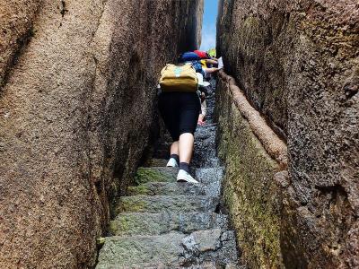 Huangshan Mountain Narrow Cliff