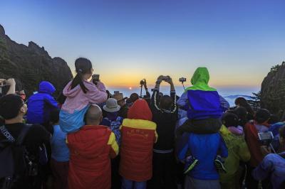 Watch Sunrise in Huangshan Mountain