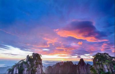 Sunset Glow Huangshan Mountain