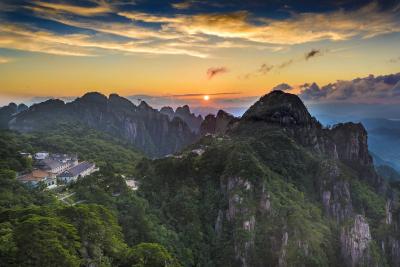 Sunglow in Mount Huangshan